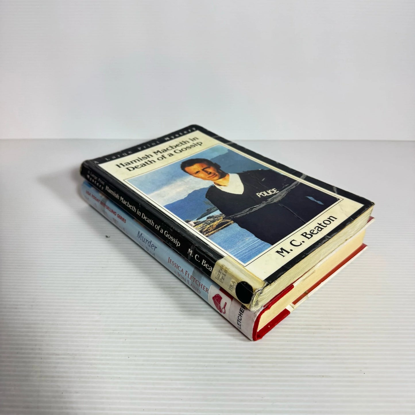 TV Crime Mystery Hardback Book Bundle x 2 : Hamish Macbeth in Death of a Gossip &  Murder, She Wrote : Murder In Red (2261)