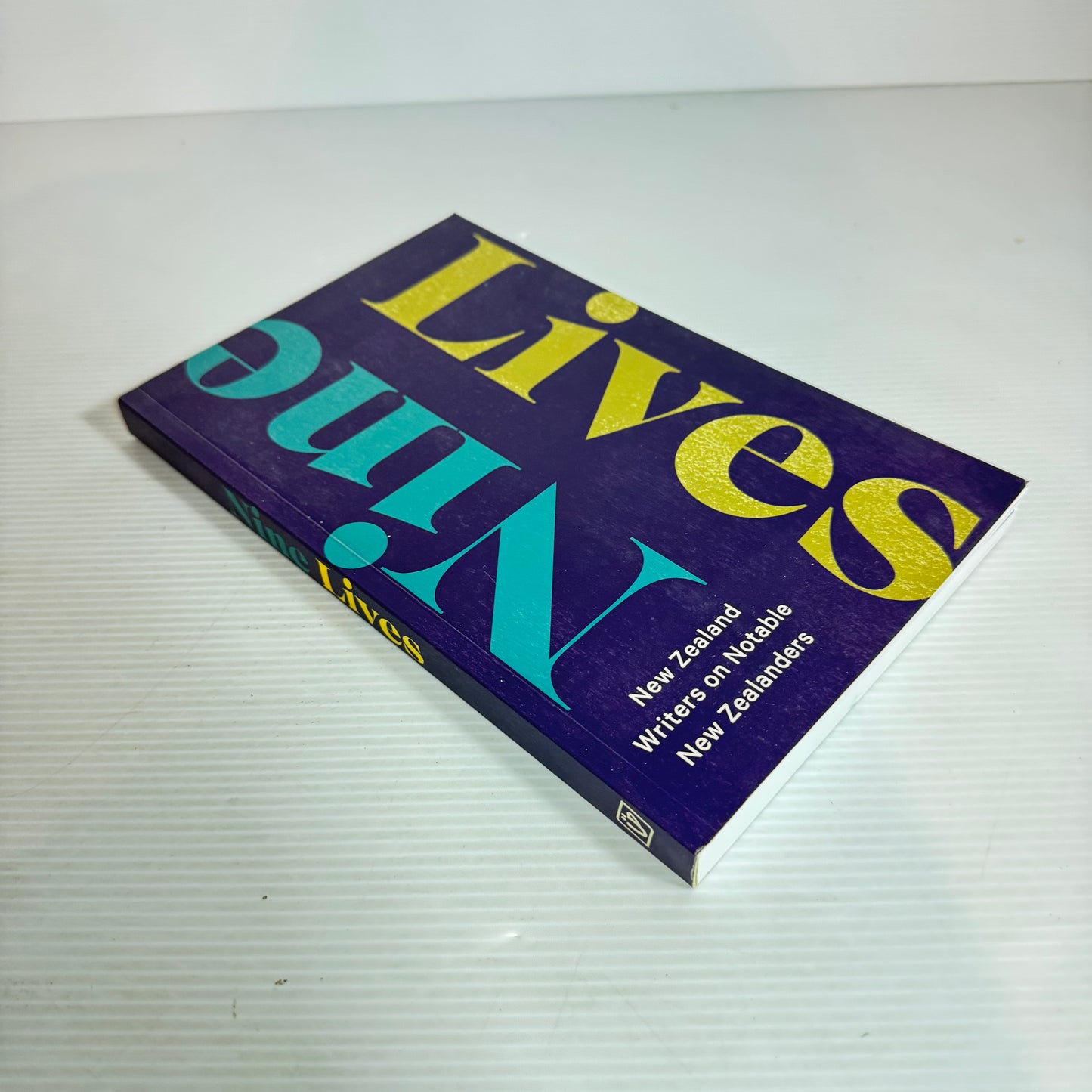 Nine Lives : New Zealand Writers on Notable New Zealanders