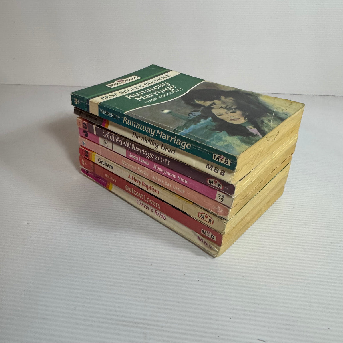 Mills & Boon Vintage Book Bundle x 8 Books (3292)