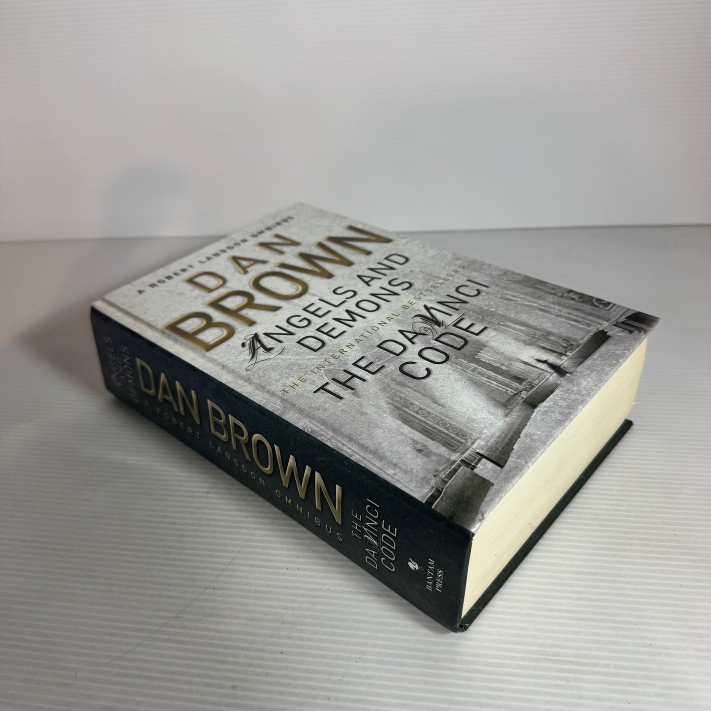 A Robert Langdon Omnibus : Angels and Demons & The Da Vinci Code - Dan Brown