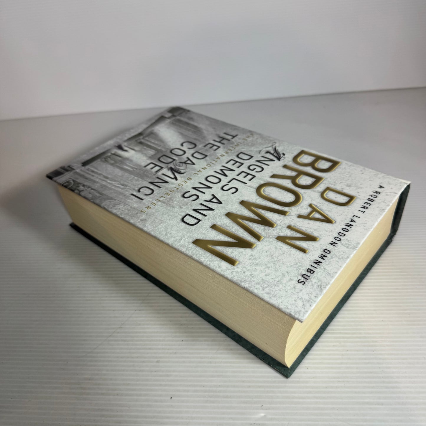 A Robert Langdon Omnibus : Angels and Demons & The Da Vinci Code - Dan Brown