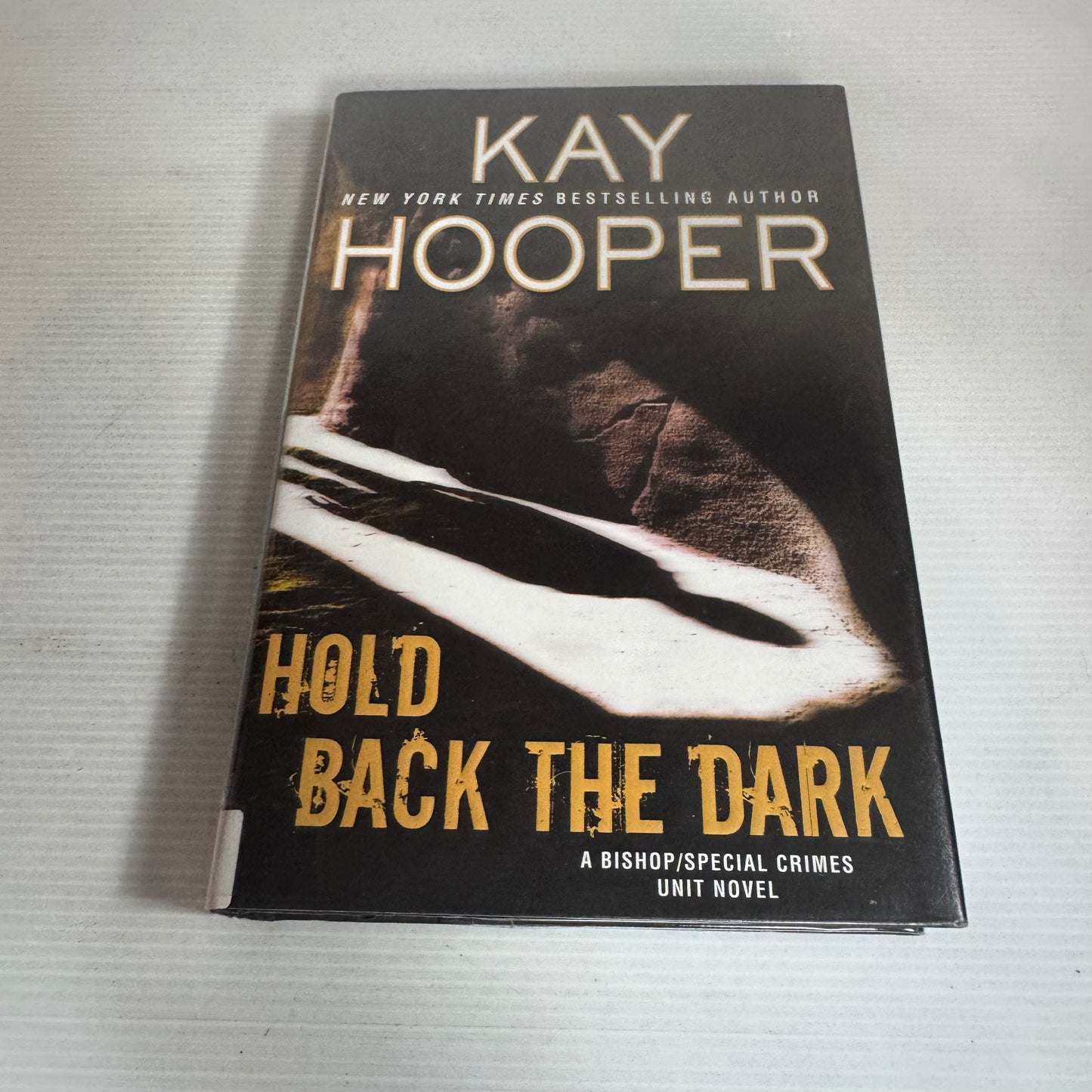 Hold Back The Dark - Kay Hooper