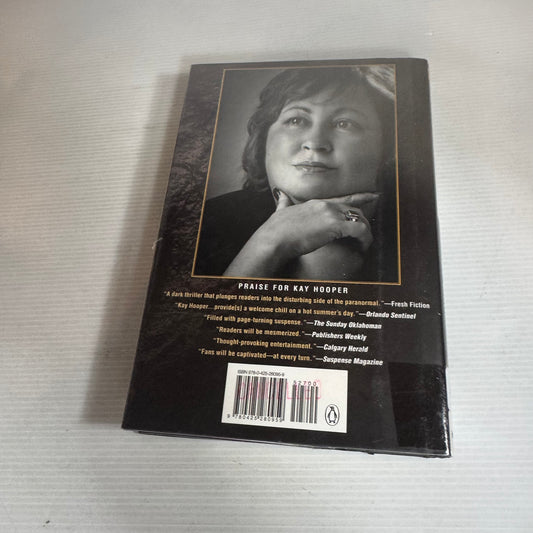 Hold Back The Dark - Kay Hooper
