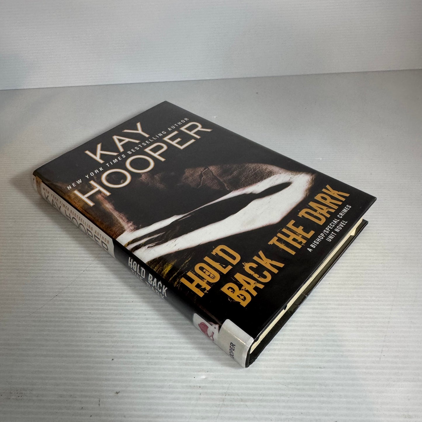 Hold Back The Dark - Kay Hooper