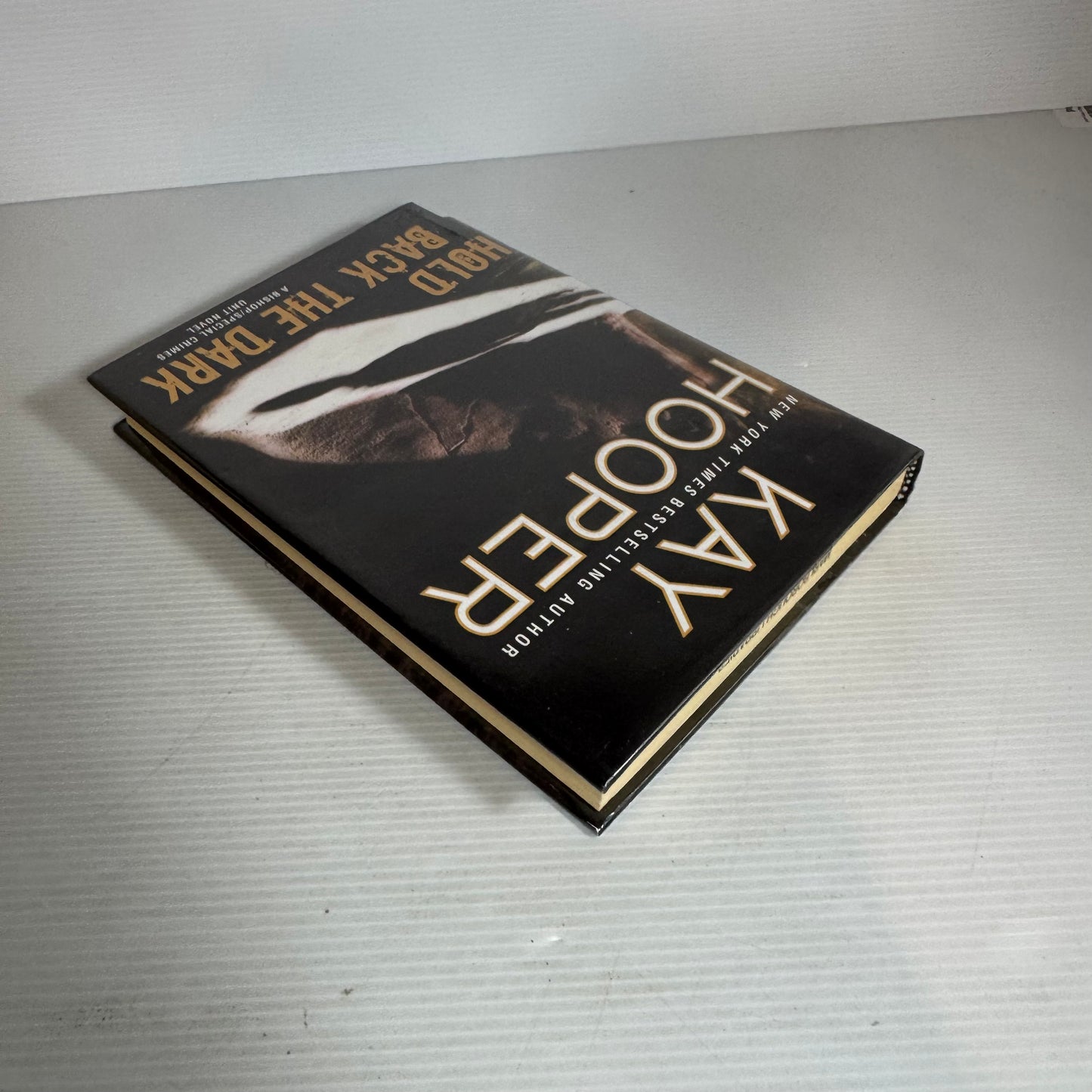 Hold Back The Dark - Kay Hooper