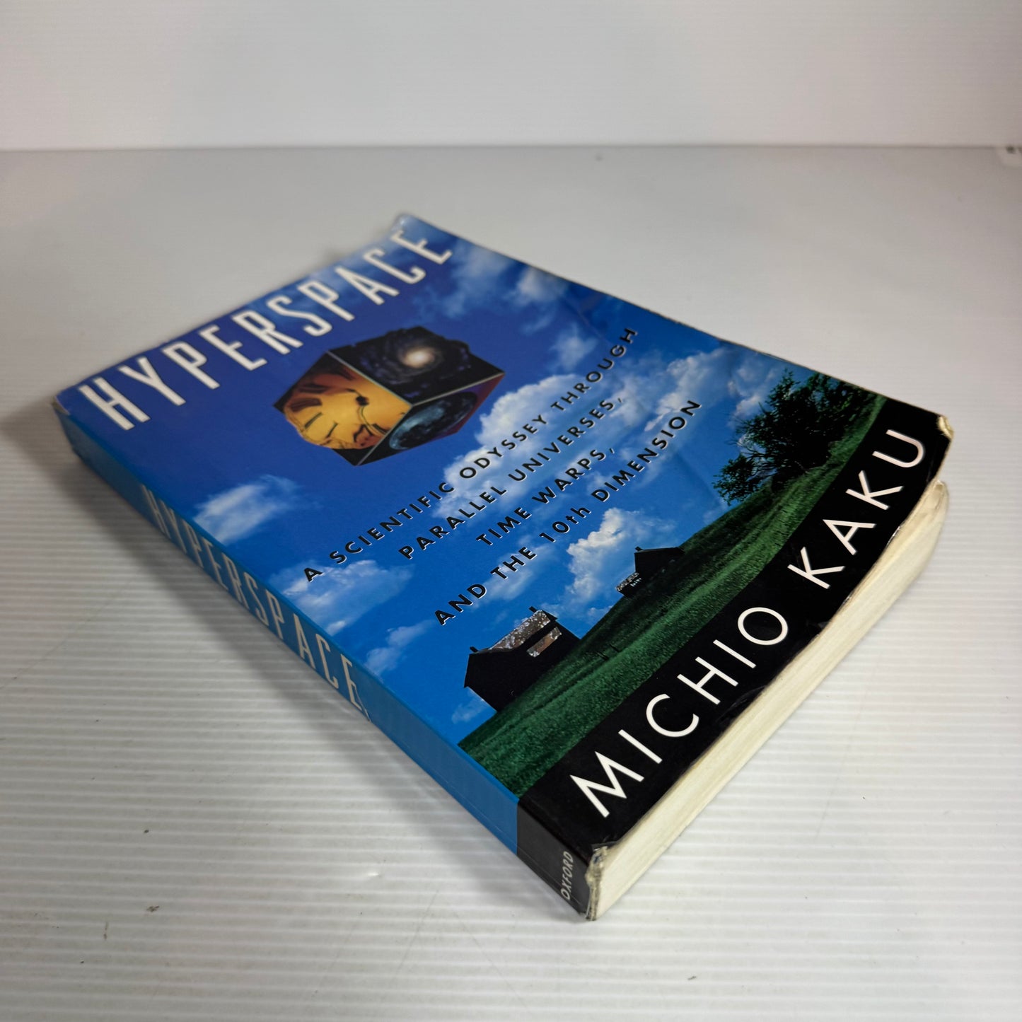 Hyperspace : A Scientific Odyssey Through Parallel Universes, Time Warps, and the 10th Dimension - Michio Kaku