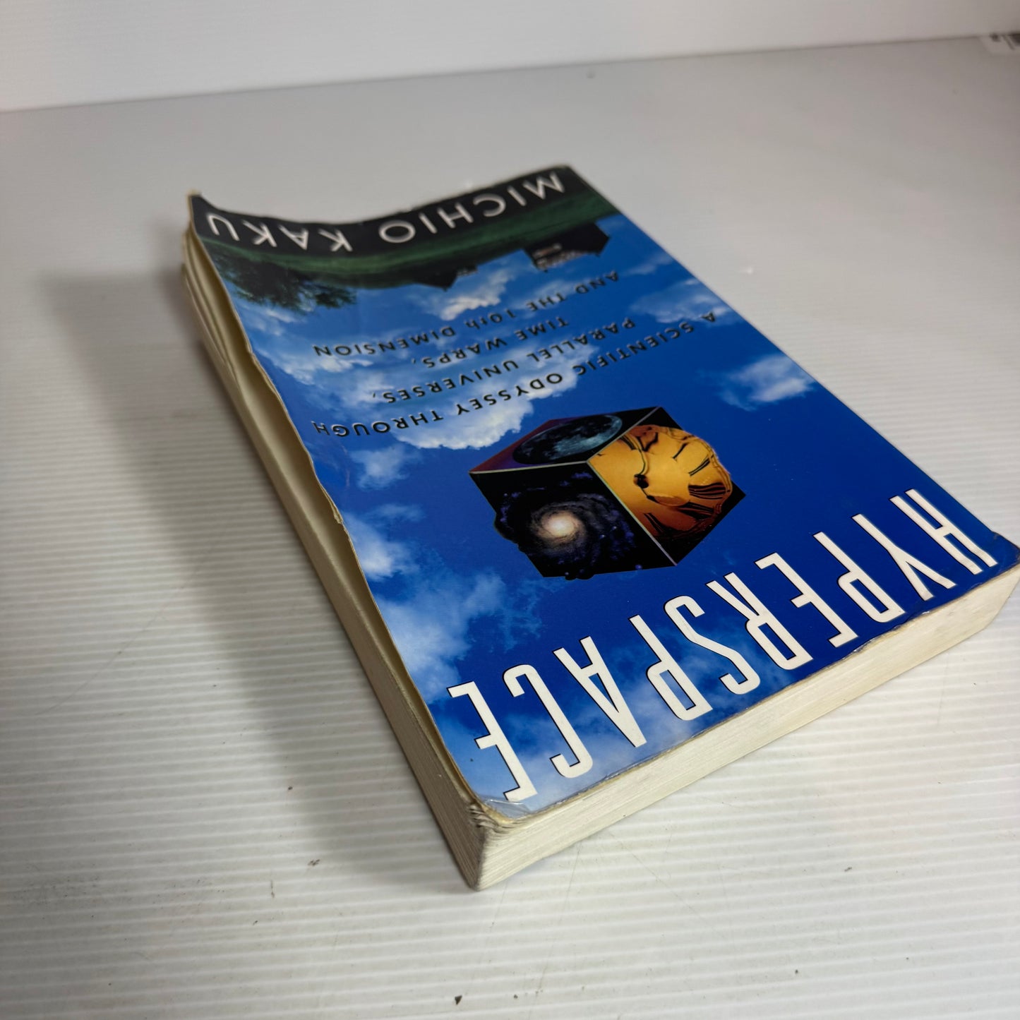 Hyperspace : A Scientific Odyssey Through Parallel Universes, Time Warps, and the 10th Dimension - Michio Kaku