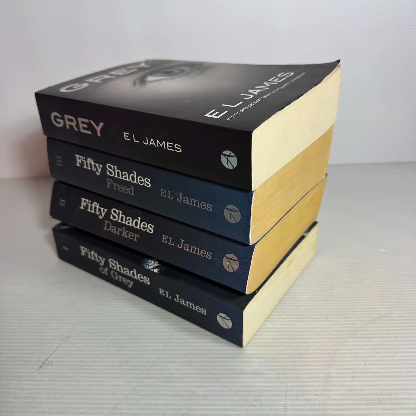 Fifty Shades of Grey Book Bundle by EL James x 4 Books : Fifty Shades of Grey, Darker, Freed, &amp; Grey(2892)