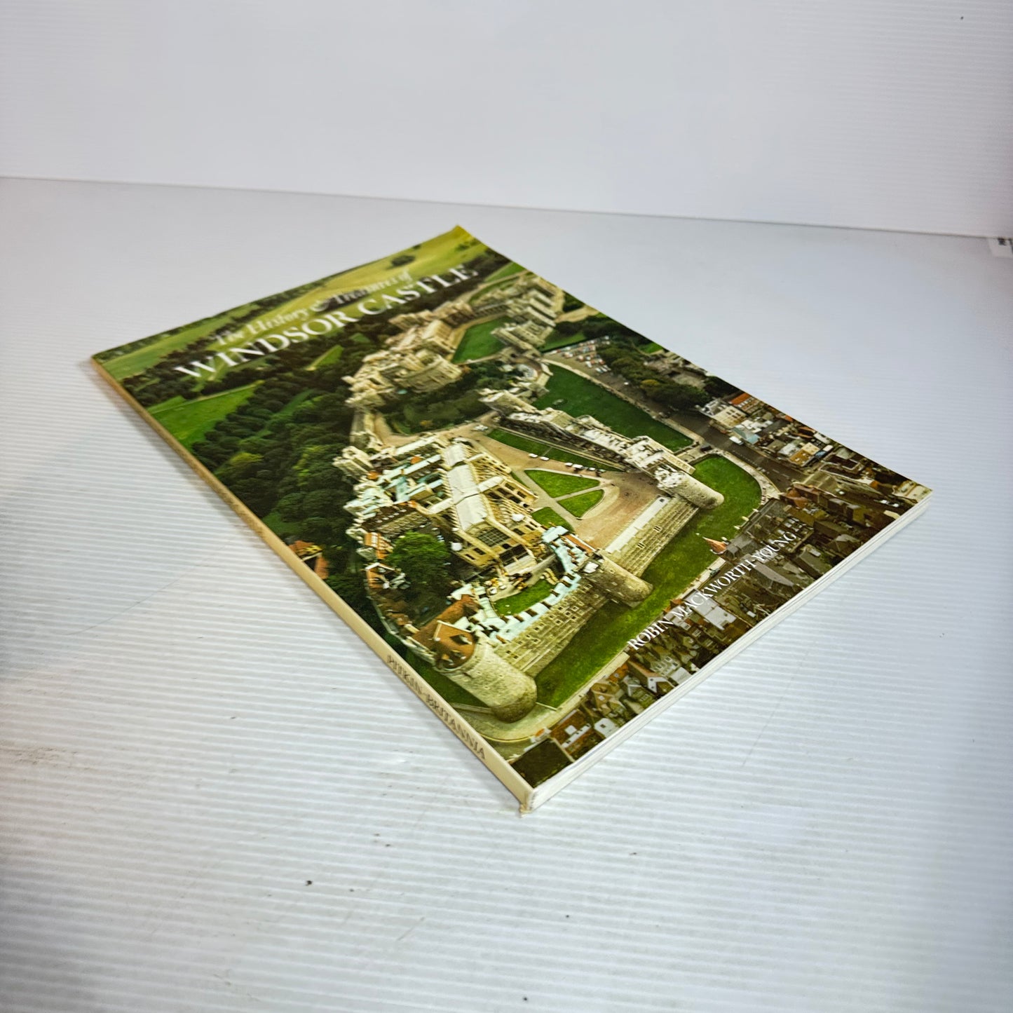 The History & Treasures of Windsor Castle - Robin Mackworth-Young