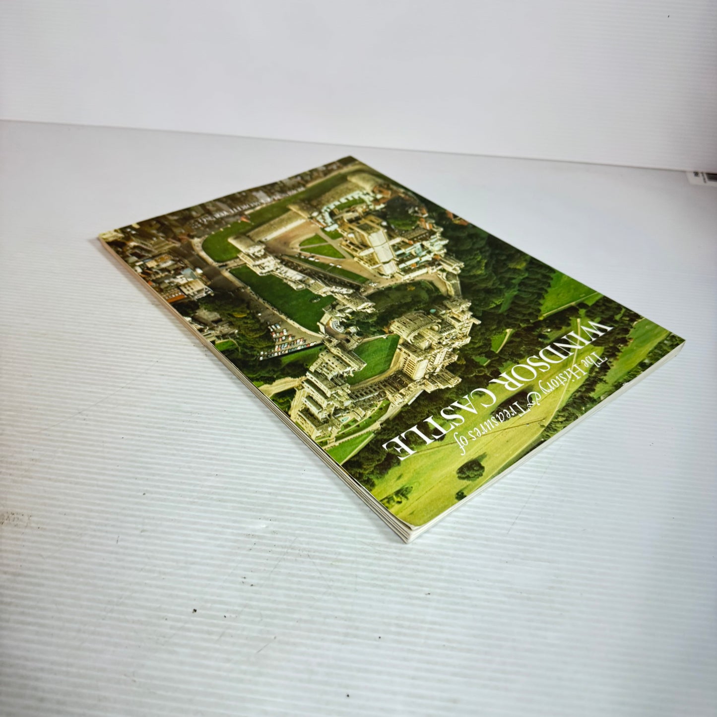 The History & Treasures of Windsor Castle - Robin Mackworth-Young
