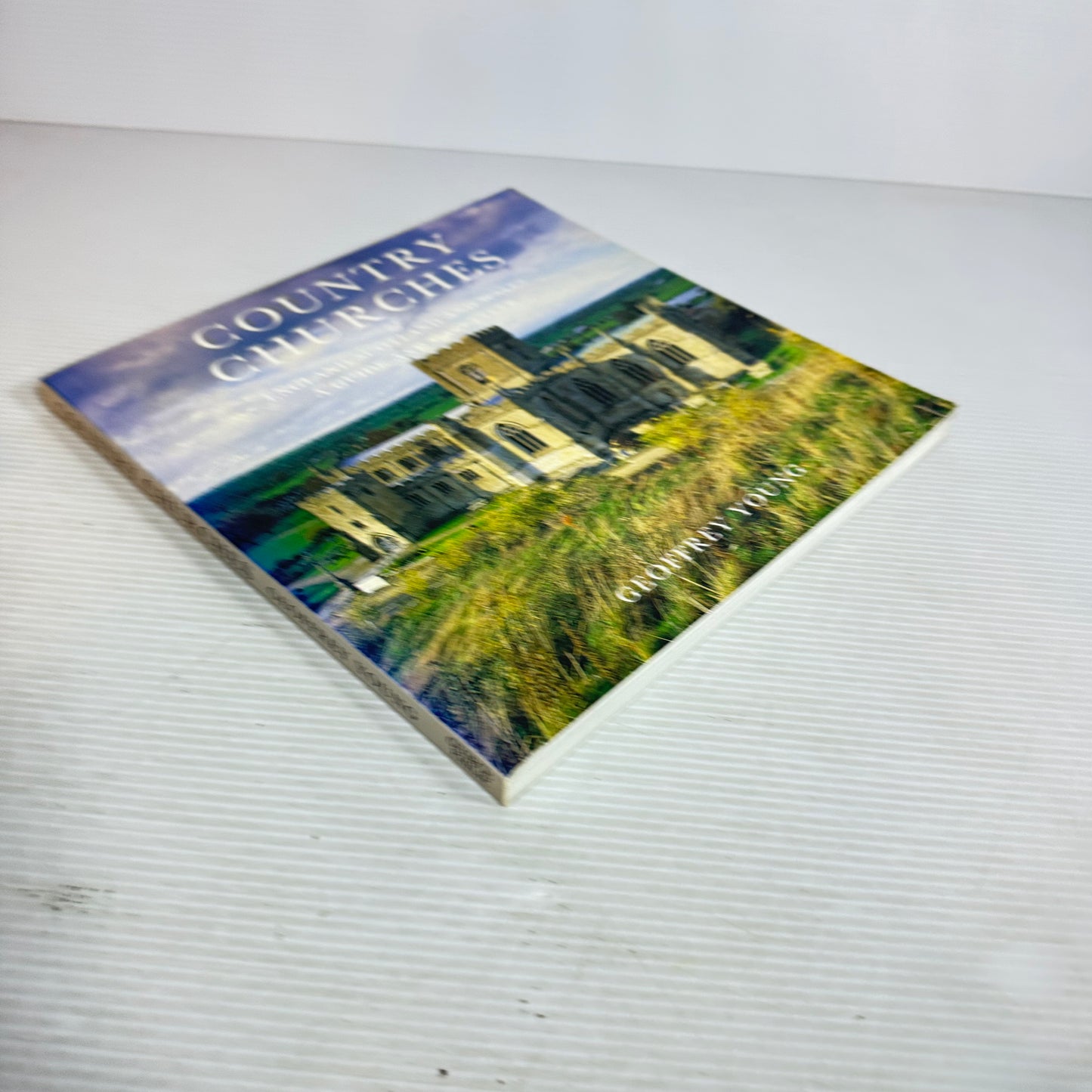 Country Churches of England, Scotland and Wales : A Guide and Gazetteer - Geoffrey Young