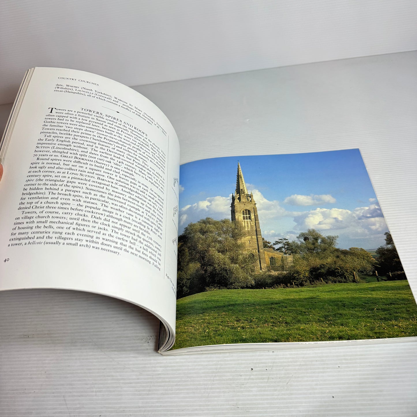 Country Churches of England, Scotland and Wales : A Guide and Gazetteer - Geoffrey Young