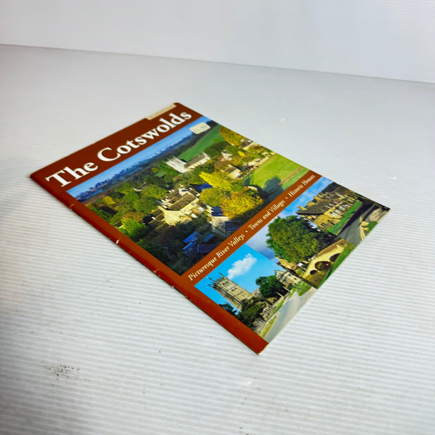 The Cotswold : Picturesque River Valleys, Towns and Villages, Historic Houses