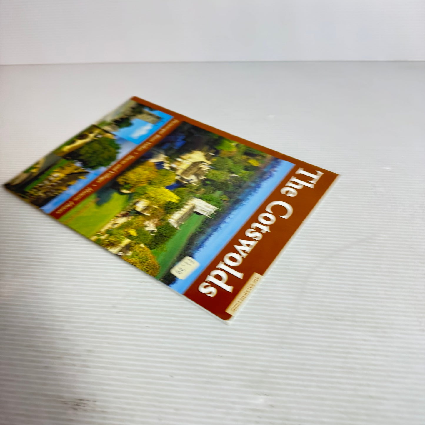 The Cotswold : Picturesque River Valleys, Towns and Villages, Historic Houses