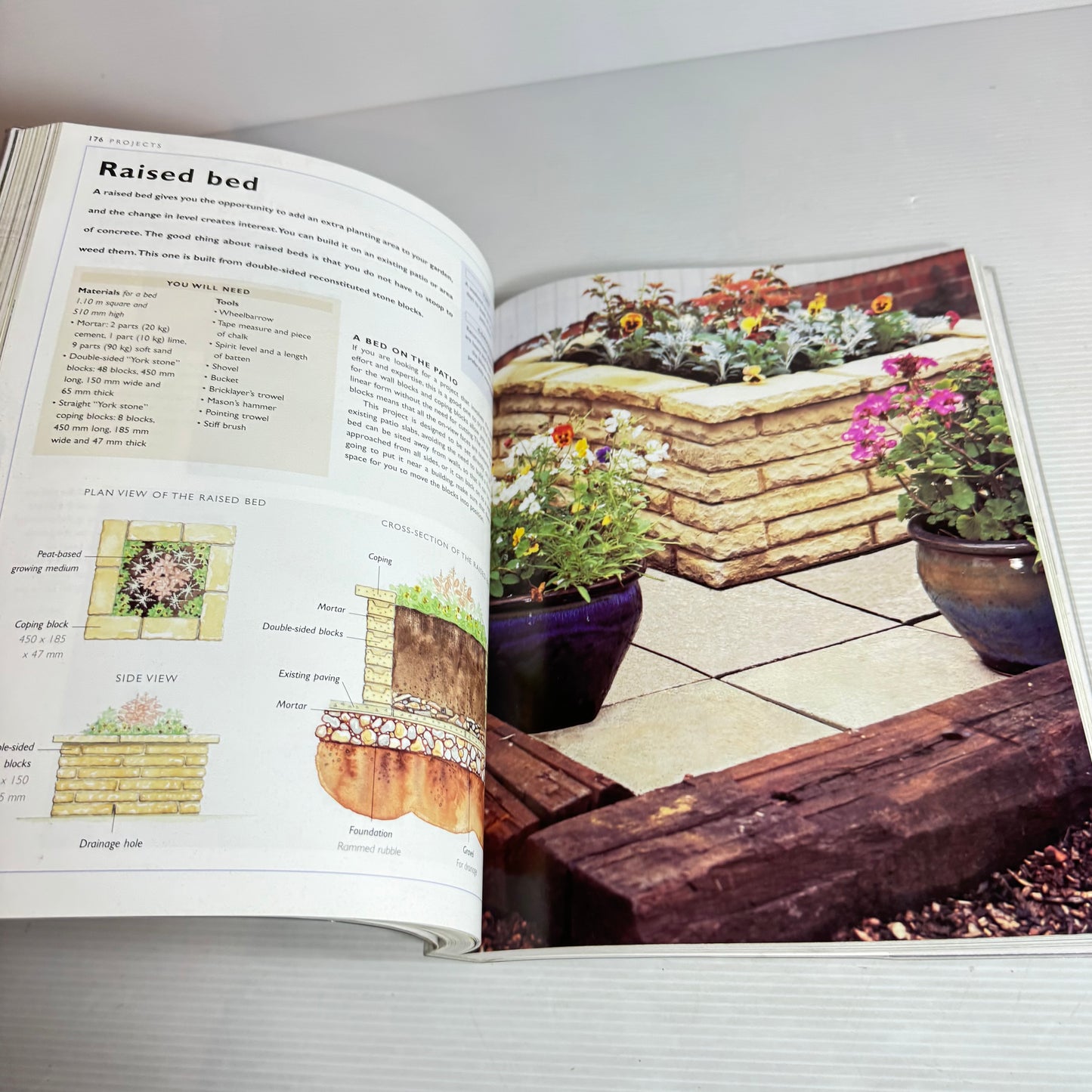 Step-by-Step Garden DIY : 50 Simple Projects in Wood, Stone and Water - A. & G. Bridgewater