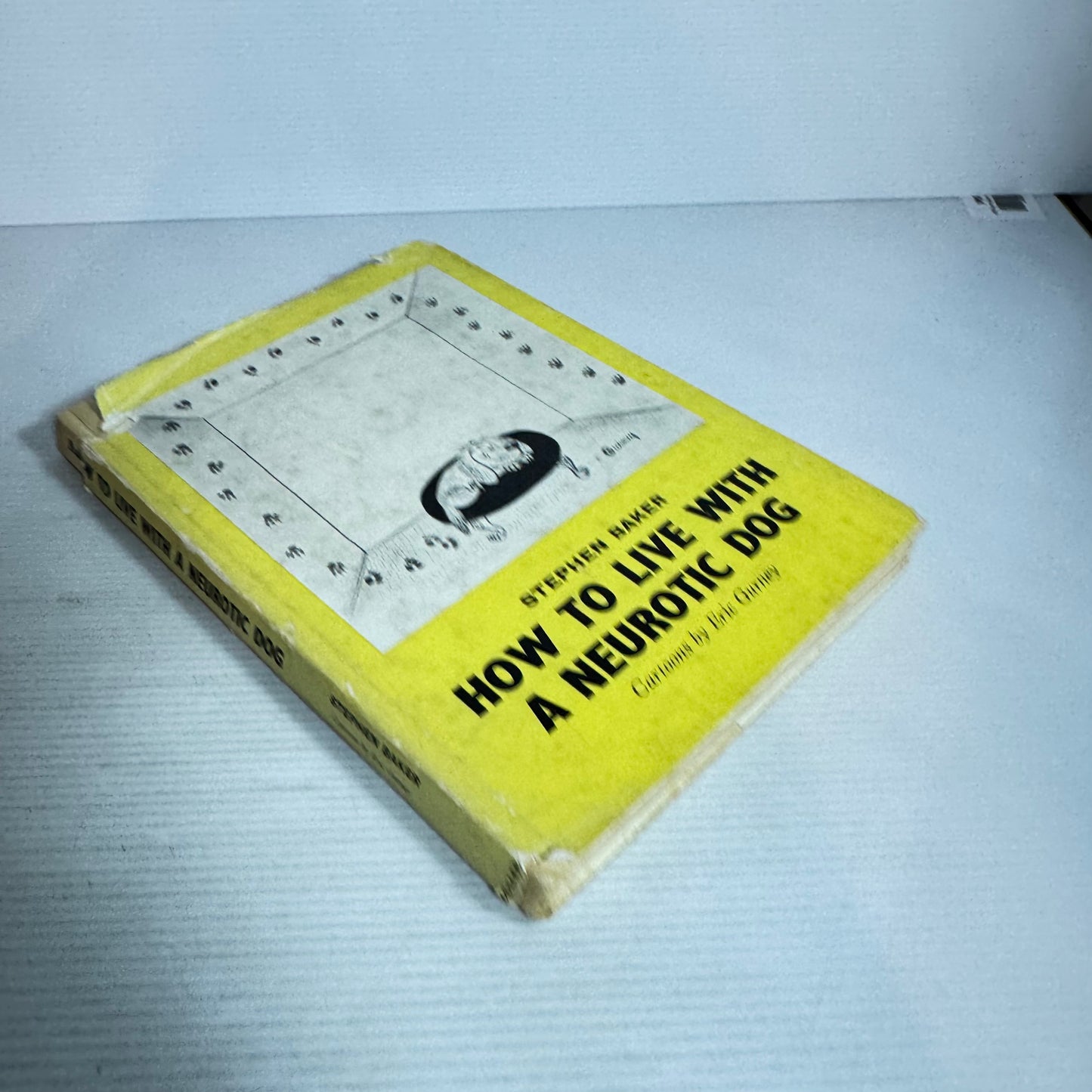 How To Live With A Neurotic Dog - Stephen Baker (Vintage 1961)