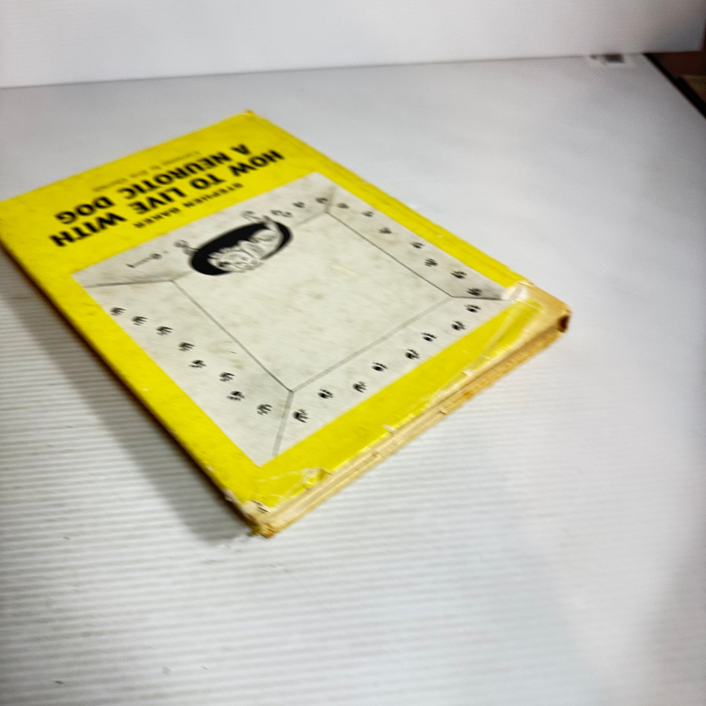 How To Live With A Neurotic Dog - Stephen Baker (Vintage 1961)