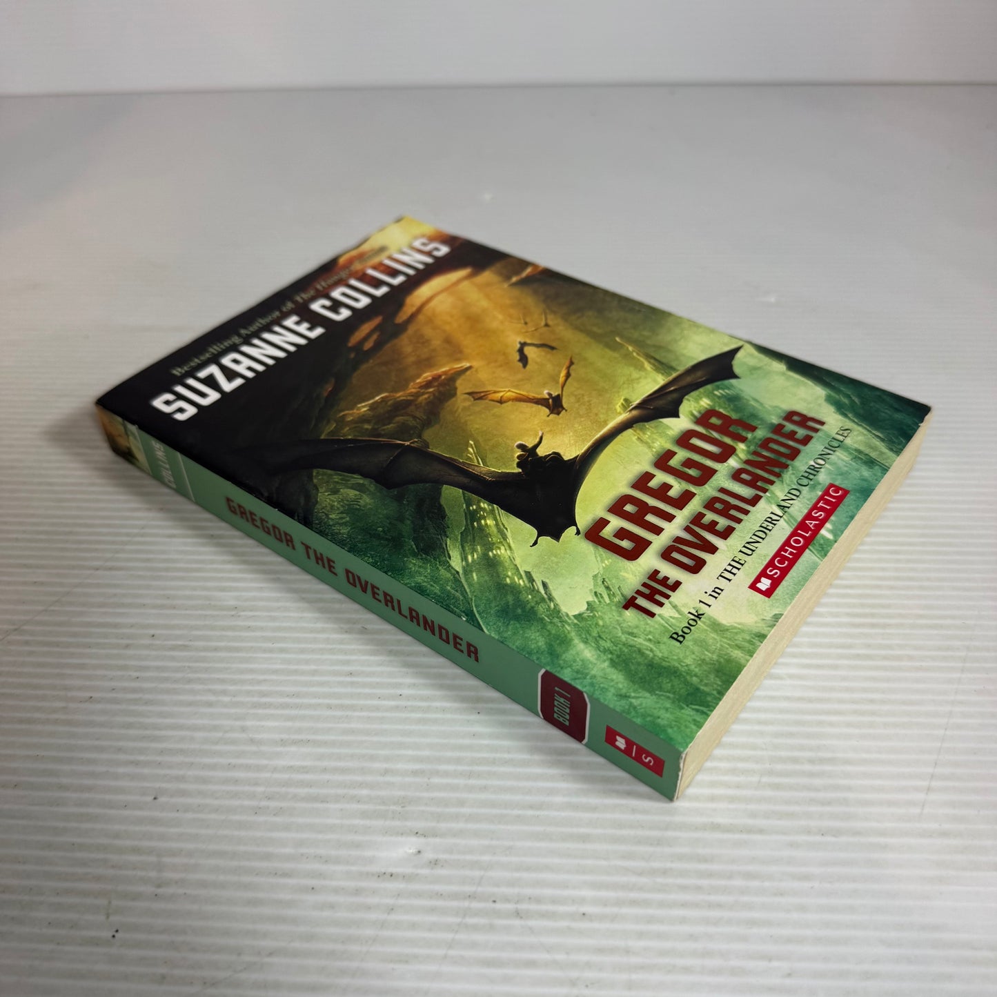 Gregor The Overlander: Book 1 In The Underland Chronicles - Suzanne Collins