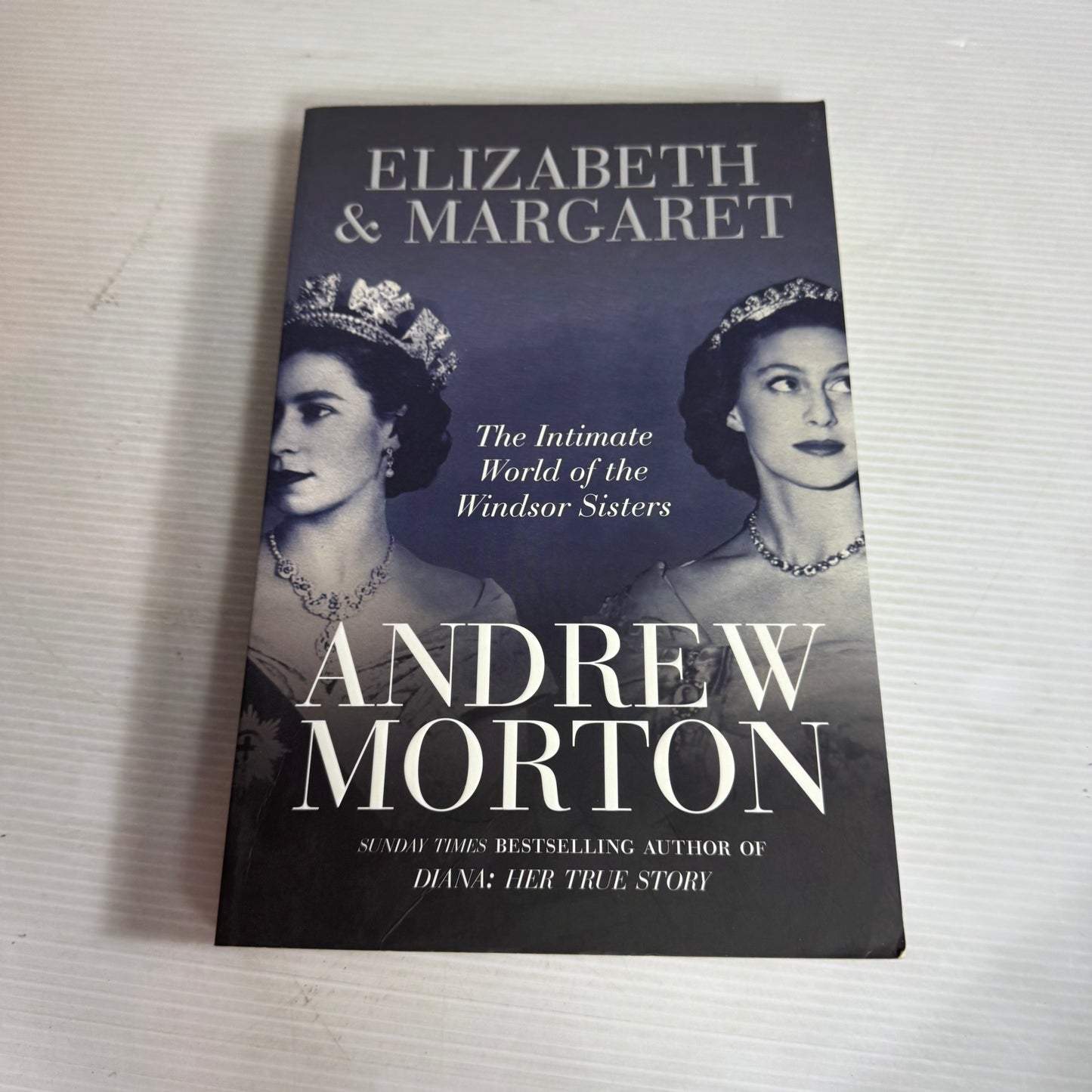 Elizabeth & Margaret : The Intimate World of the Windsor Sisters - Andrew Morton