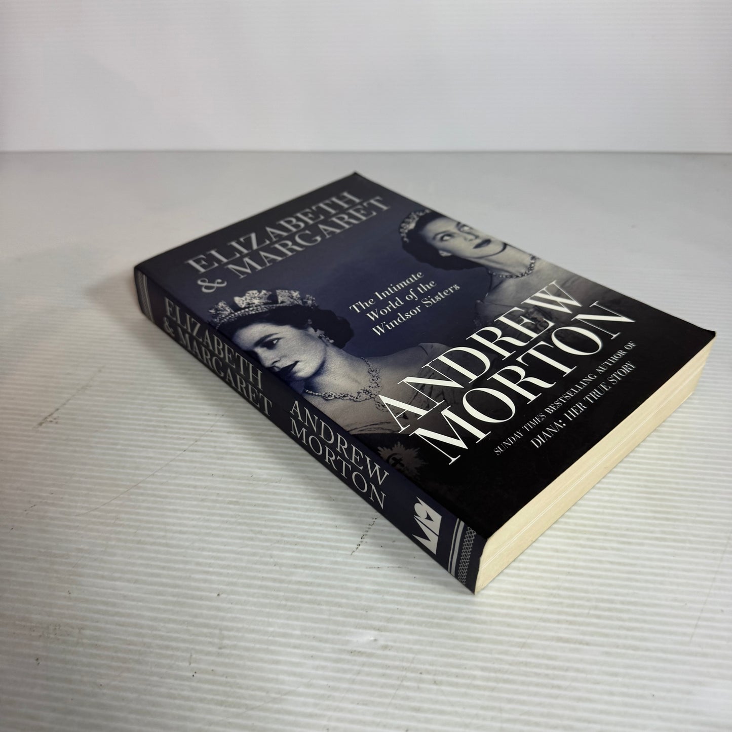 Elizabeth & Margaret : The Intimate World of the Windsor Sisters - Andrew Morton