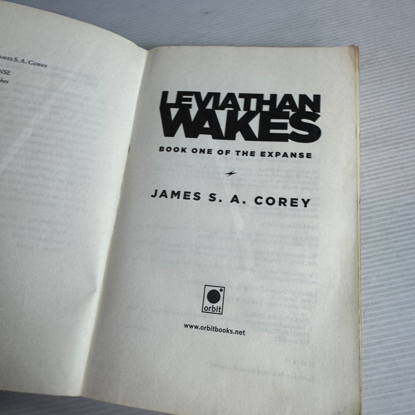 Laviathan Wakes - James S. A. Corey