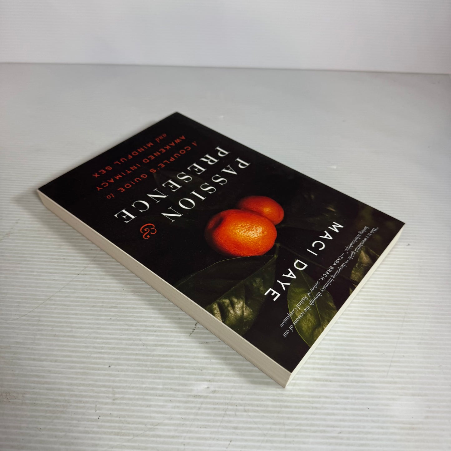 Passion & Presence : A Couple's Guide to Awakened intimacy and Mindful Sex - Maci Daye