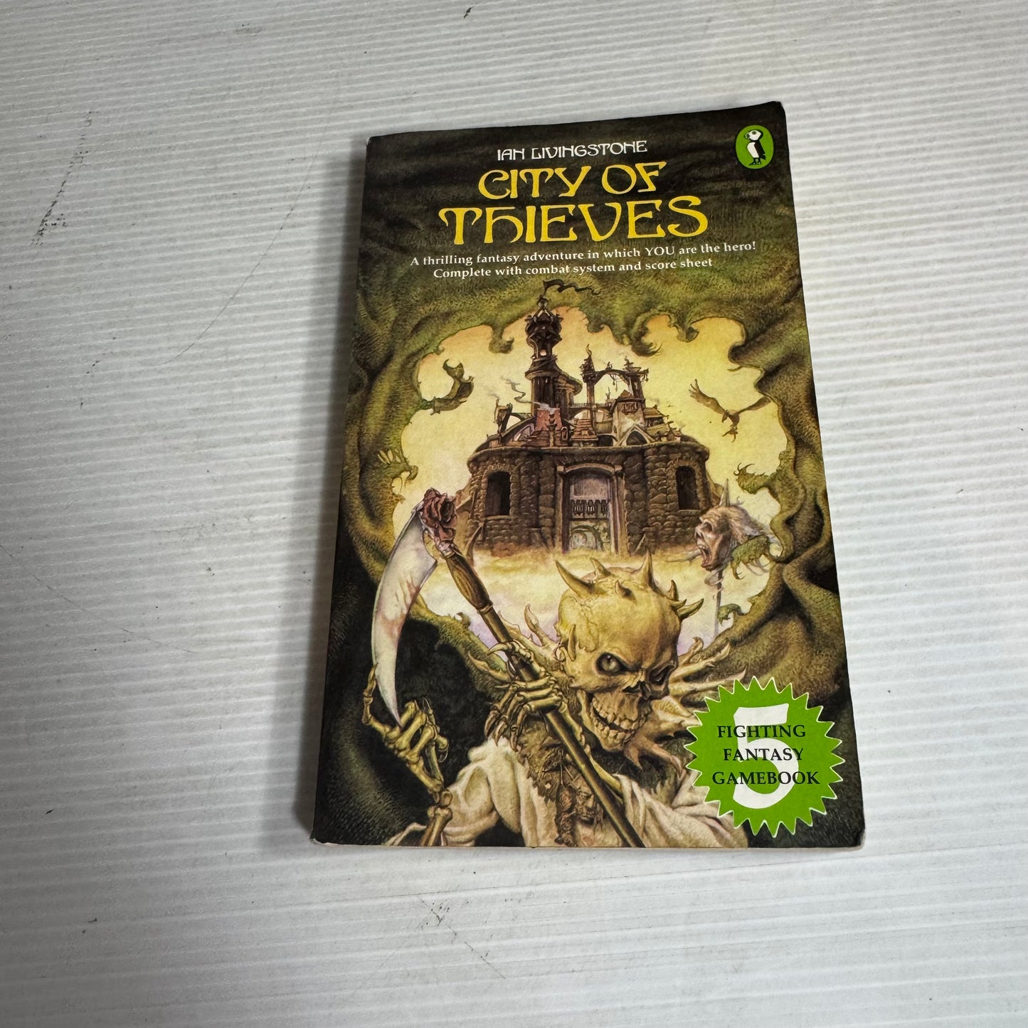 City Of Thieves - Ian Livingstone (Fighting Fantasy Gamebook) (Vintage 1983)