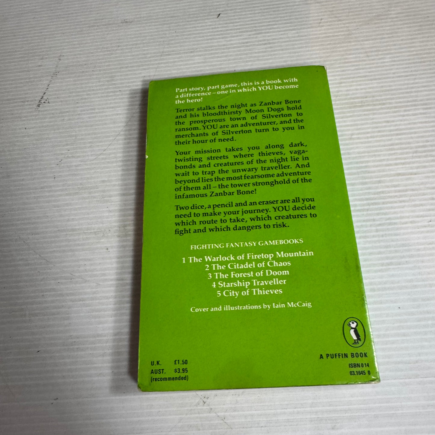 City Of Thieves - Ian Livingstone (Fighting Fantasy Gamebook) (Vintage 1983)