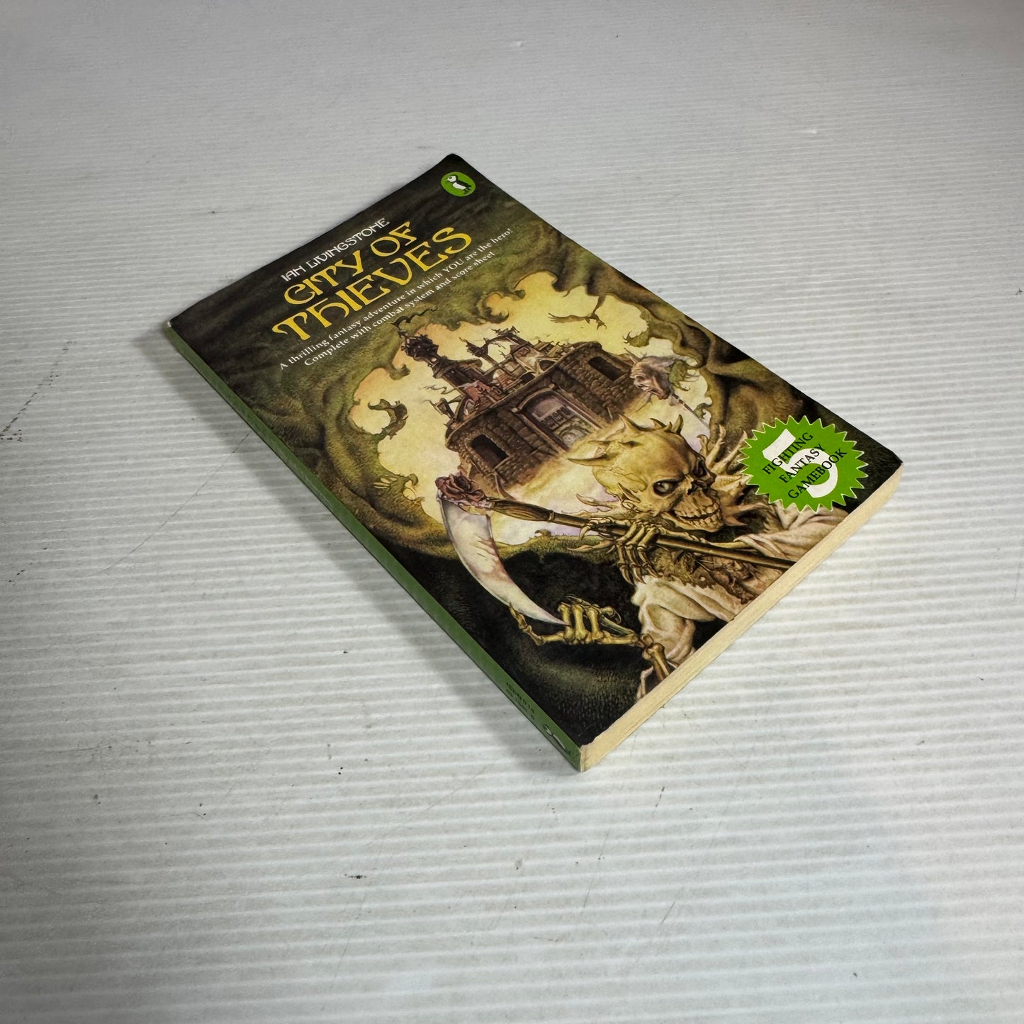 City Of Thieves - Ian Livingstone (Fighting Fantasy Gamebook) (Vintage 1983)