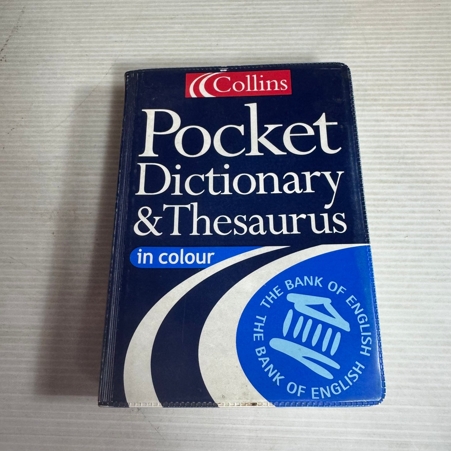 Collins Pocket Dictionary & Thesaurus (in Colour)