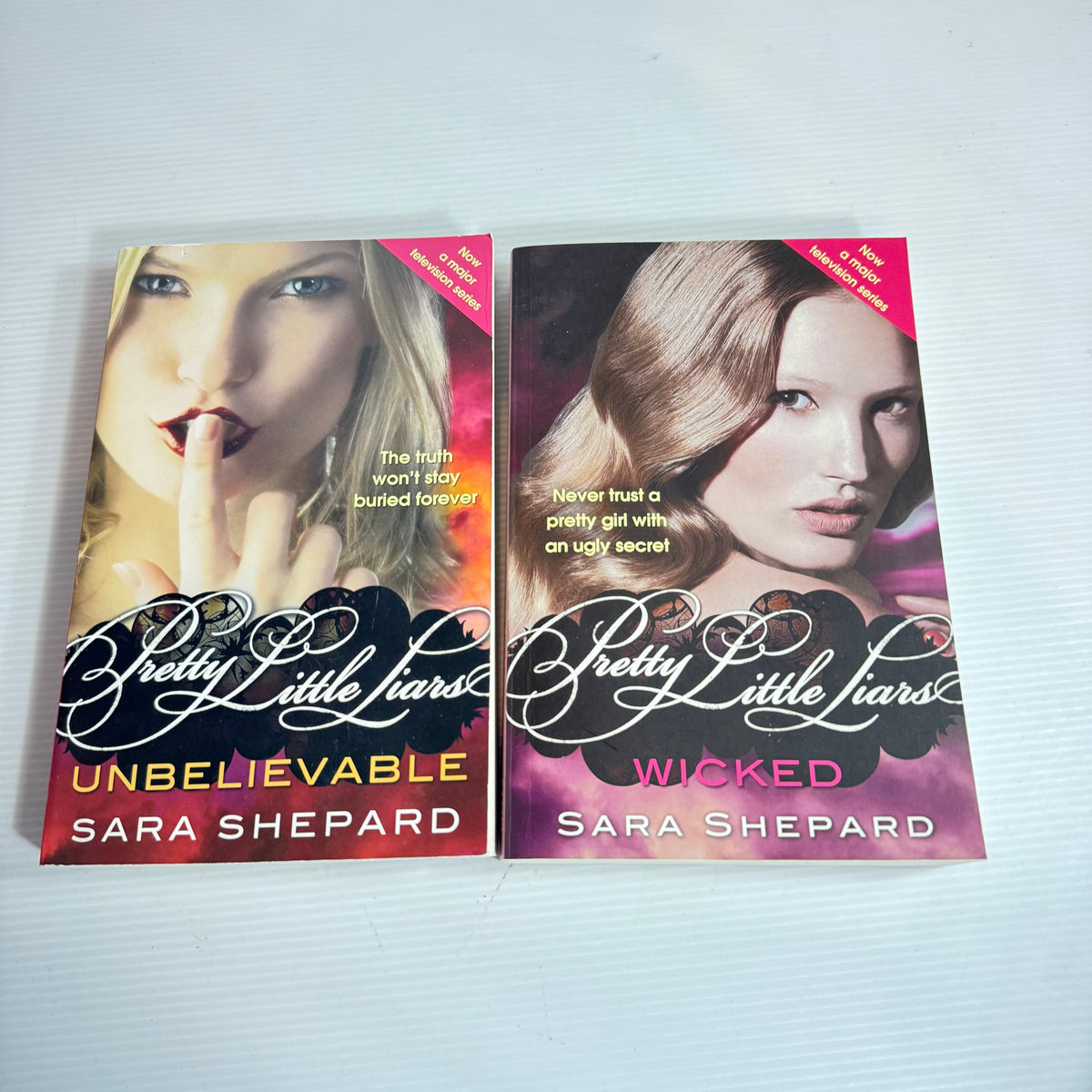 Sara Shepard Pretty Little Liars Bundle x 2 : Unbelievable & Wicked (3469)