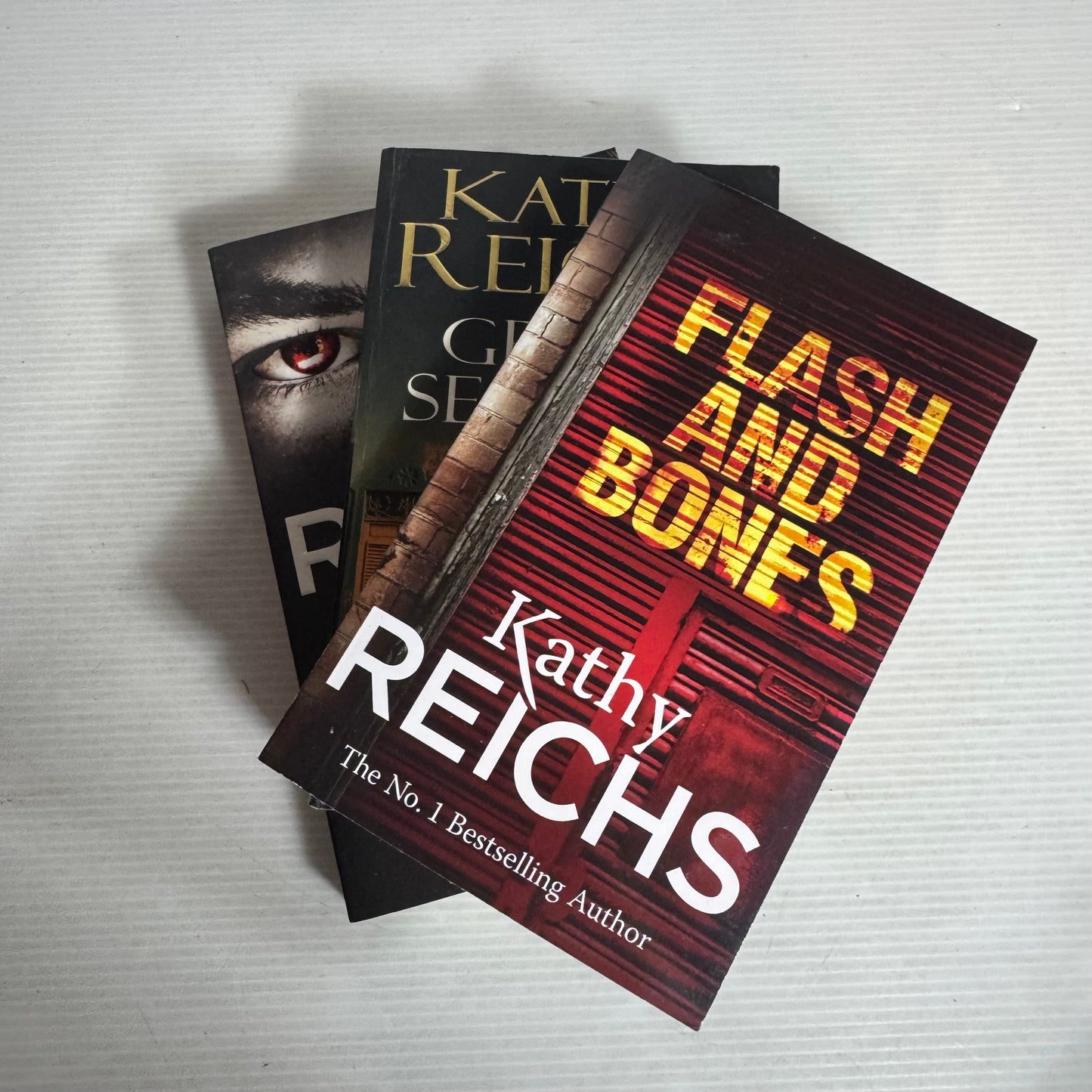 Kathy Reichs Book Bundle x 3 : Flash and Bones, Grave Secrets, Terminal (2816)