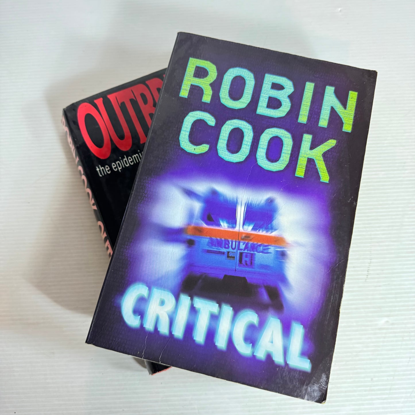 Robin Cook Vintage Book Bundle x 2 : Outbreak & Critical (2964)
