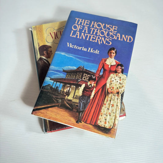 Victoria Holt Book Bundle x 2 : The House of a Thousand Lanterns & The Road to Paradise Island (Vintage 1974 & 1985) (2277)