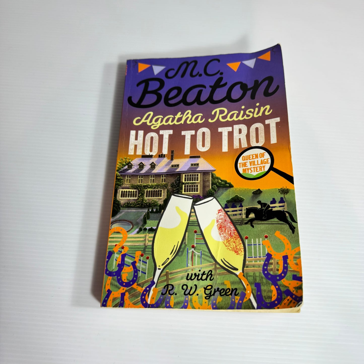 Agatha Raisin Hot To Trott - M.C. Beaton