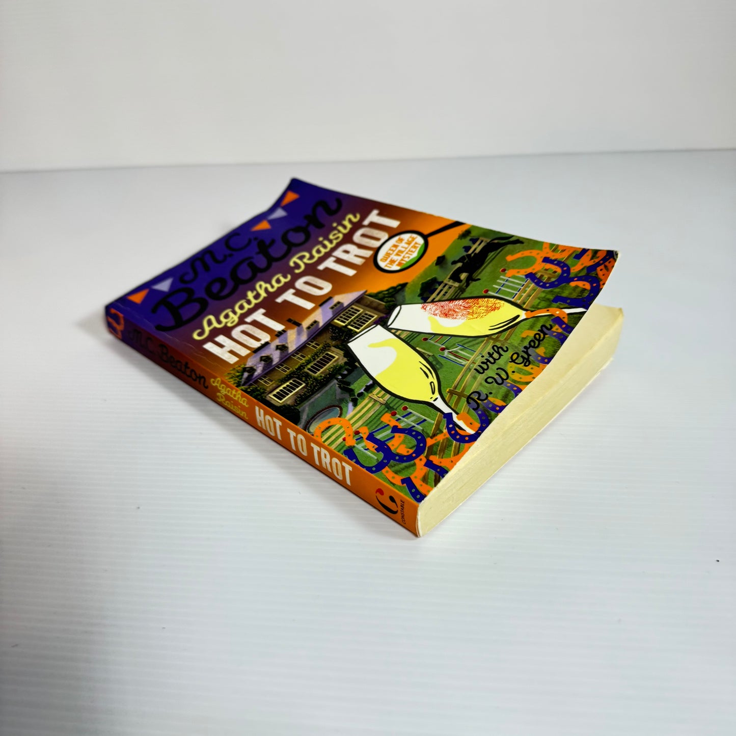 Agatha Raisin Hot To Trott - M.C. Beaton