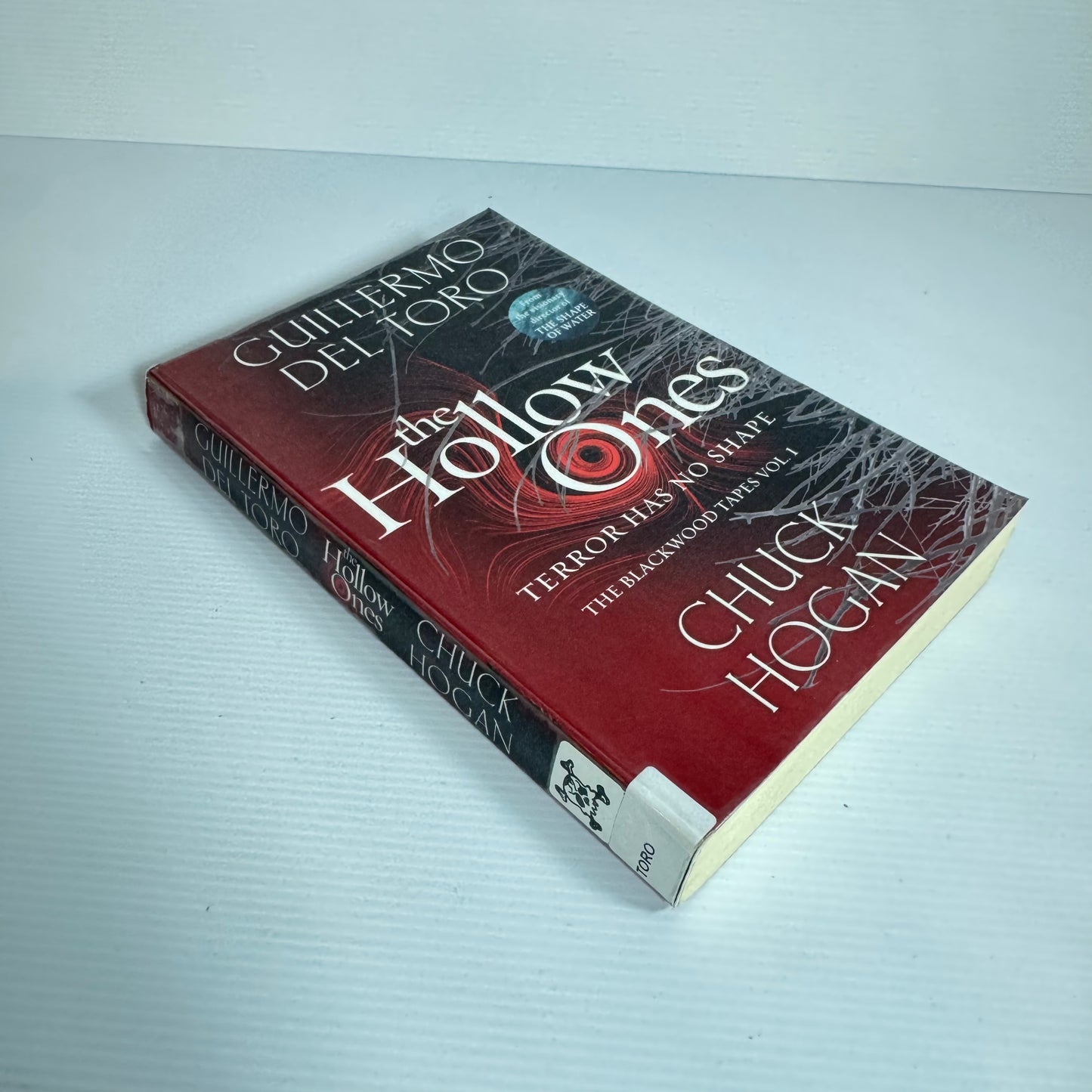 The Hollow Ones - Guillermo Del Toro & Chuck Hogan