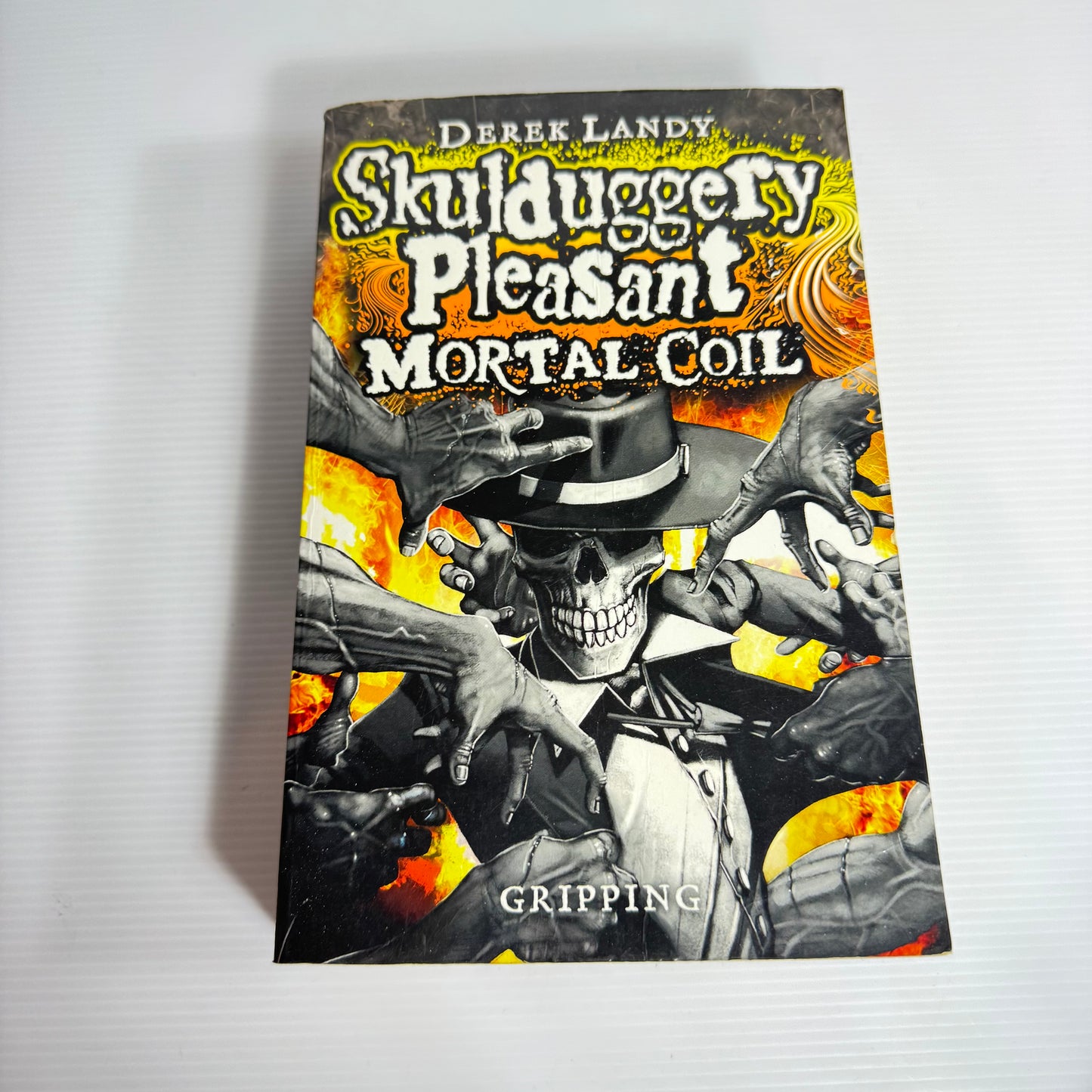 Skulduggery Pleasant : Mortal Coil - Derek Landy (Yellow/Orange Cover)