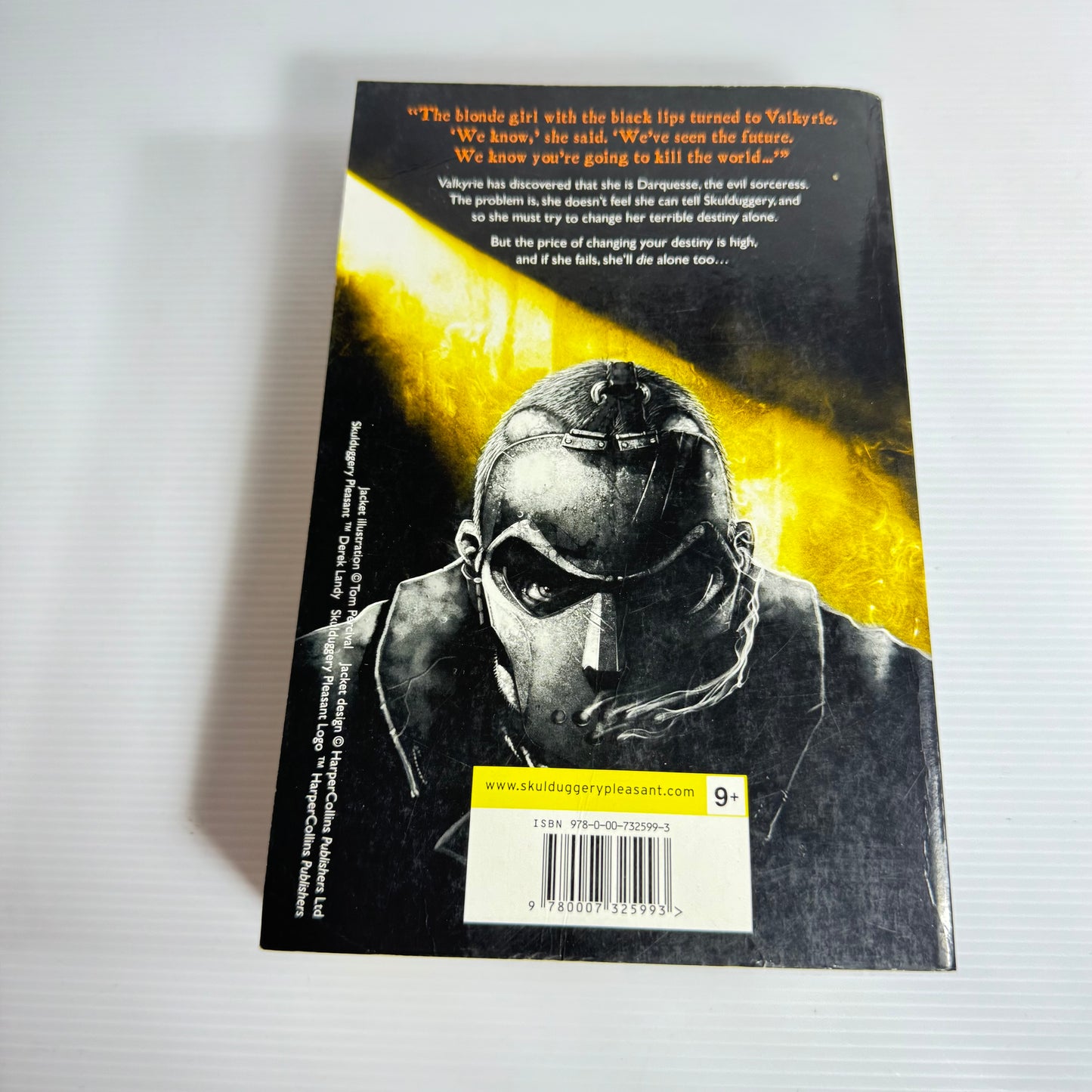 Skulduggery Pleasant : Mortal Coil - Derek Landy (Yellow/Orange Cover)