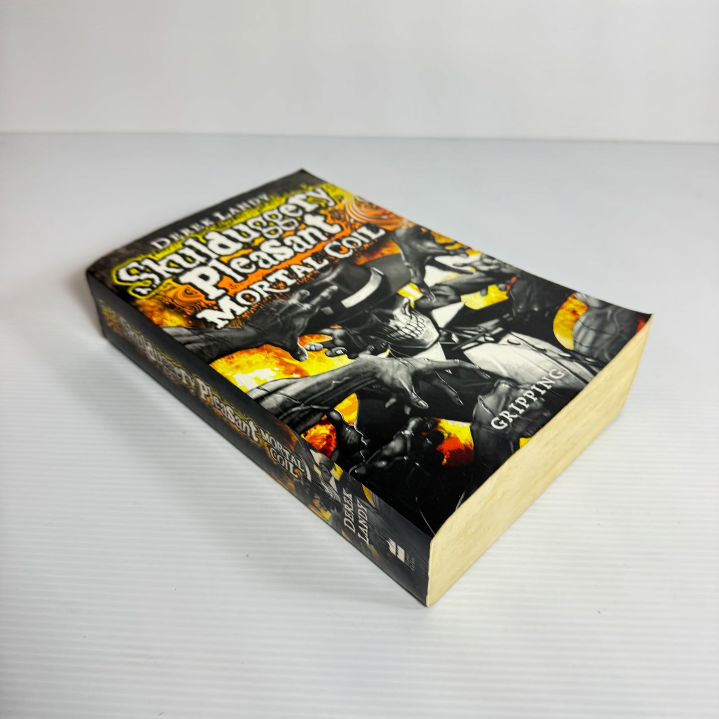 Skulduggery Pleasant : Mortal Coil - Derek Landy (Yellow/Orange Cover)