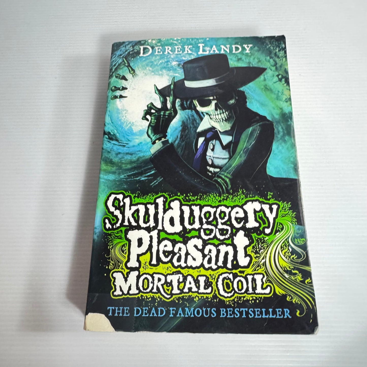 Skulduggery Pleasant : Mortal Coil - Derek Landy (Blue/Green Cover)