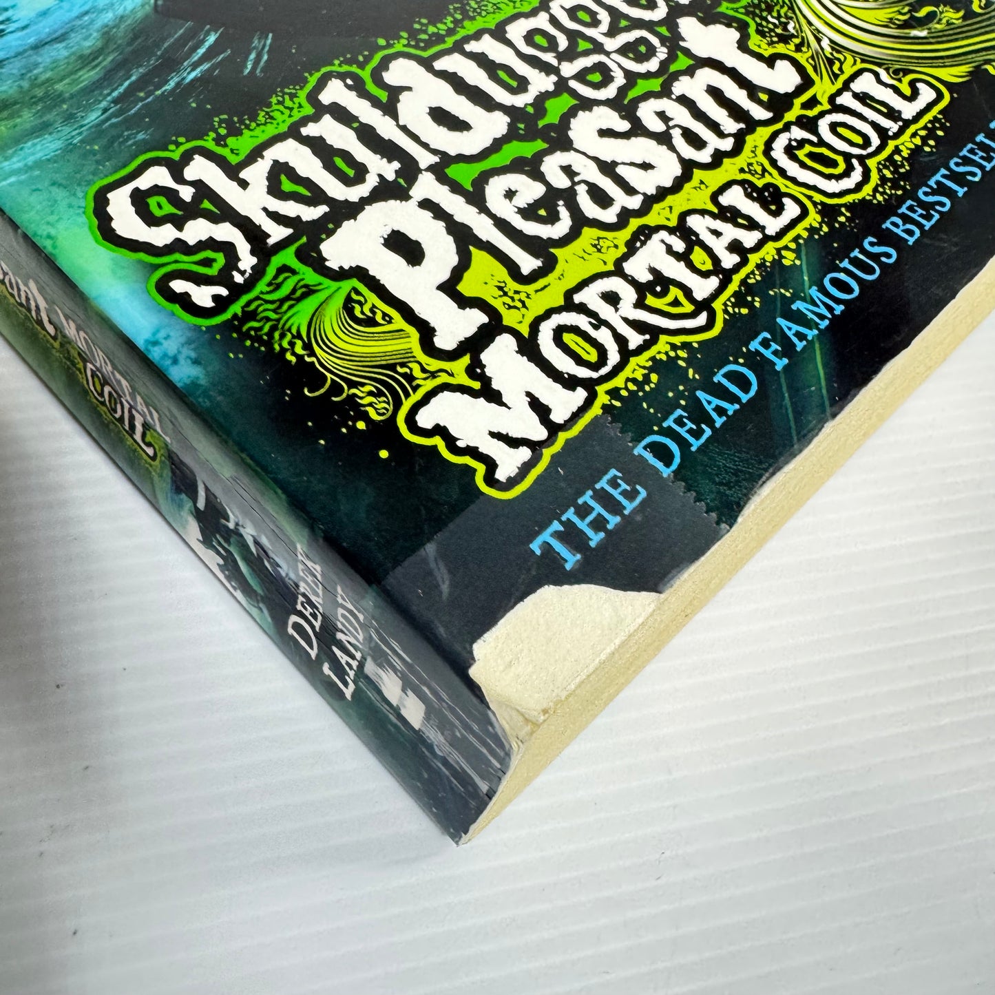 Skulduggery Pleasant : Mortal Coil - Derek Landy (Blue/Green Cover)