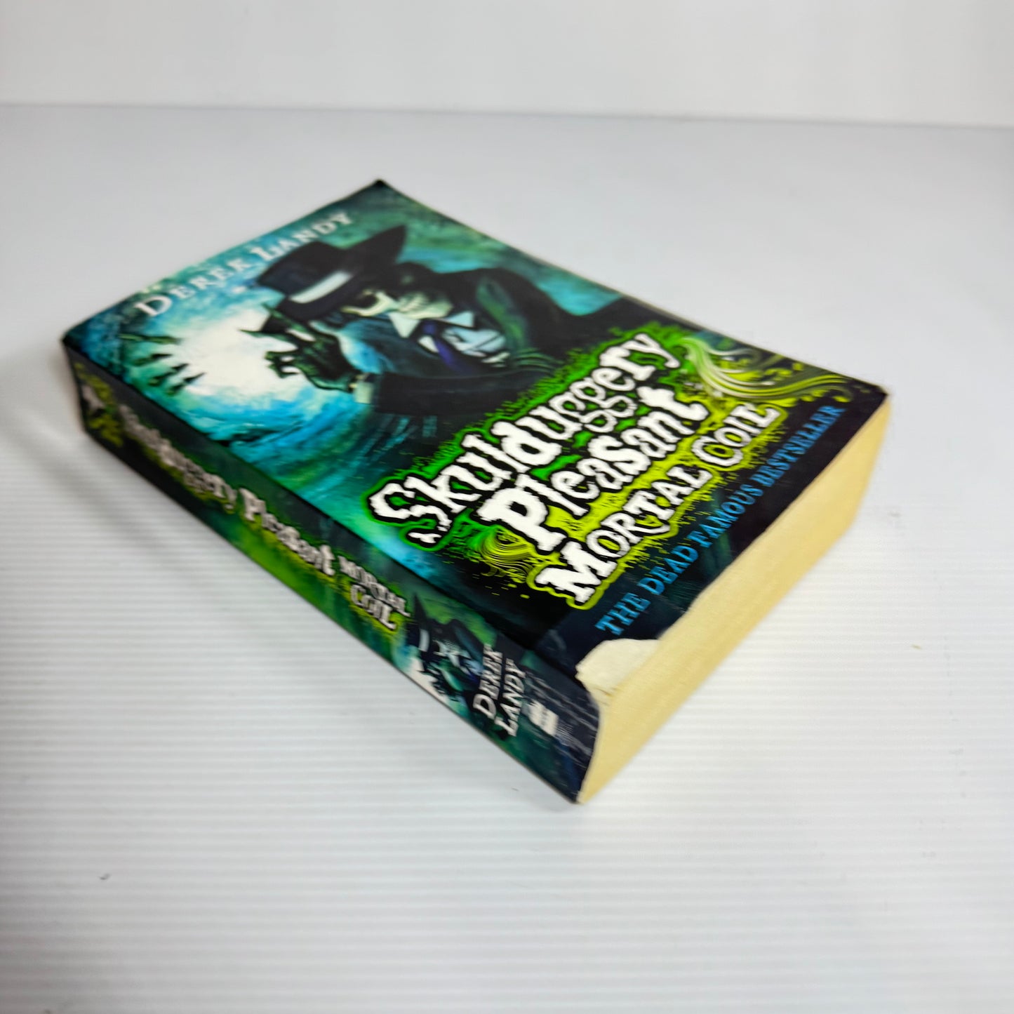 Skulduggery Pleasant : Mortal Coil - Derek Landy (Blue/Green Cover)
