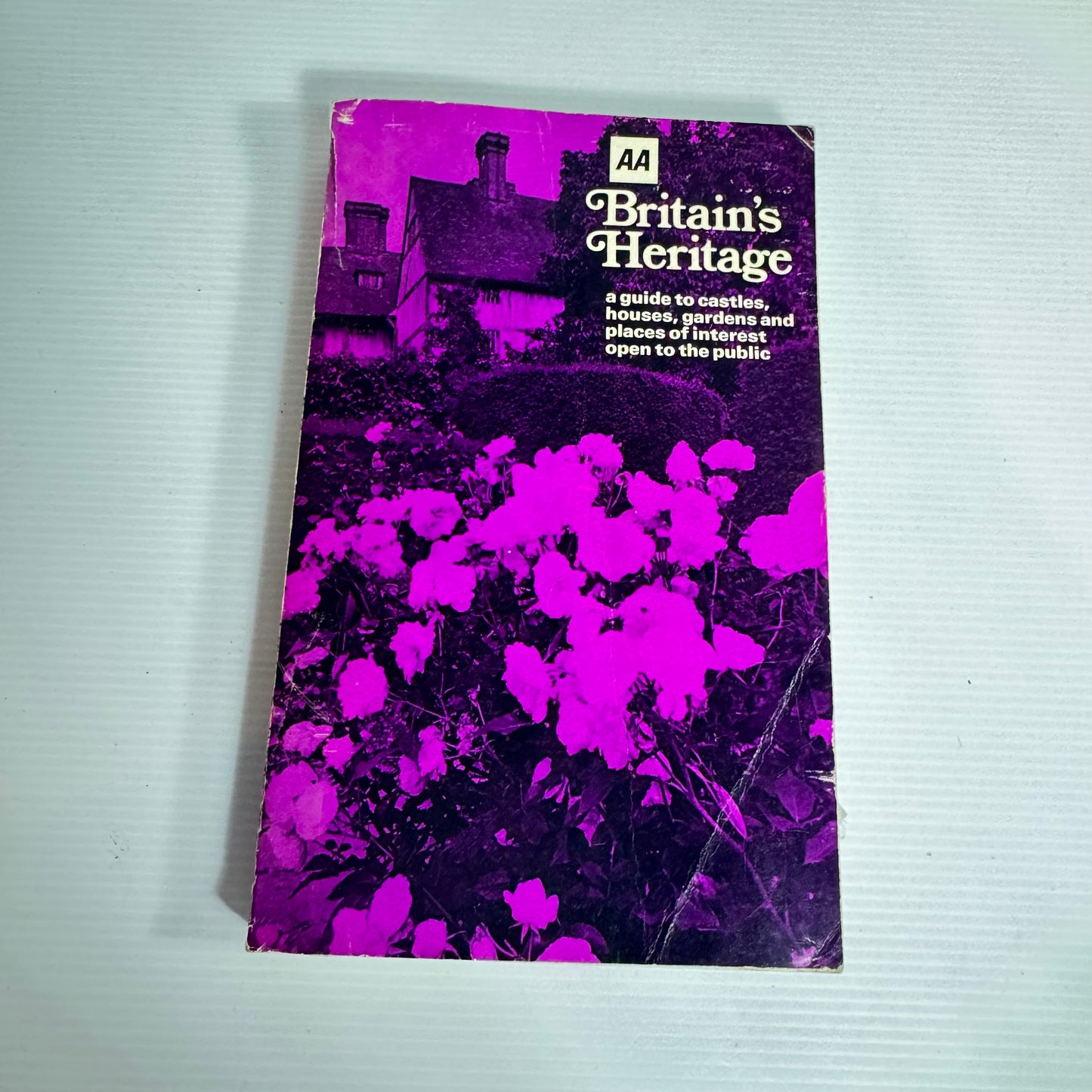 AA Britain's Heritage : A Guide to Castles, Houses, Gardens and Places of Interest Open to the Public (Vintage 1981)