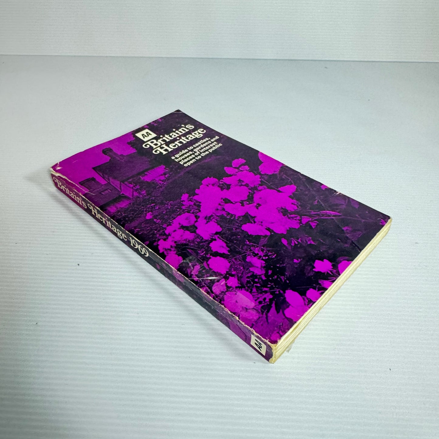 AA Britain's Heritage : A Guide to Castles, Houses, Gardens and Places of Interest Open to the Public (Vintage 1981)