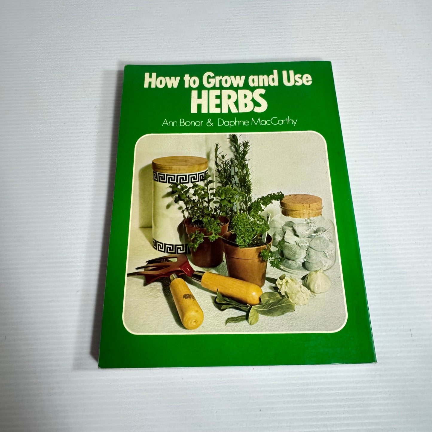 How To Grow and Use Herbs - Ann Bonar & Daphne MacCarthy