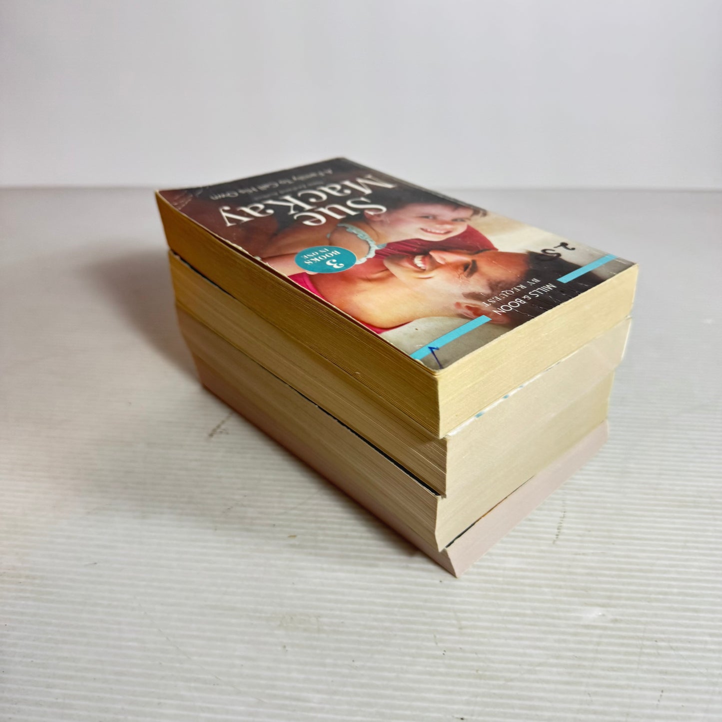 Mills & Boon Mixed Book Bundle x 4 Books 10 Stories (3015)
