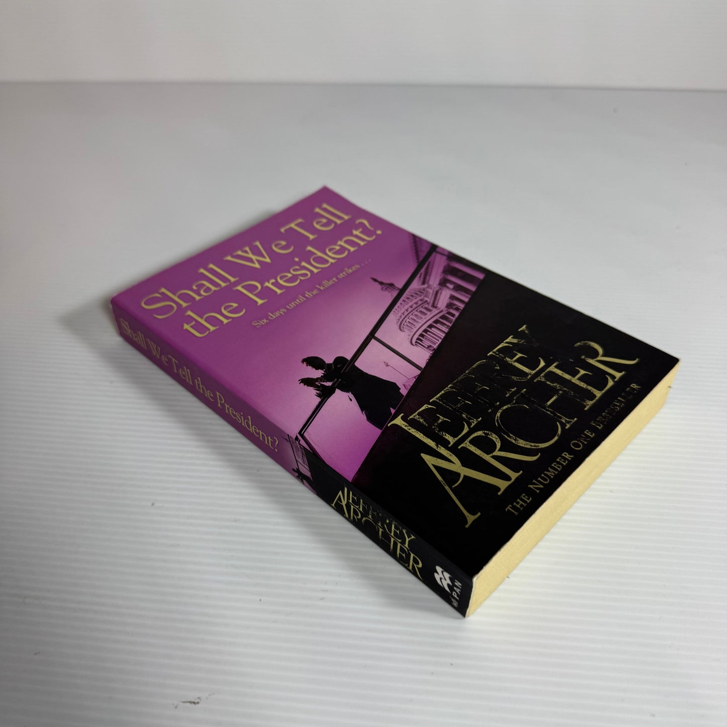 Shall We Tell The President - Jeffrey Archer