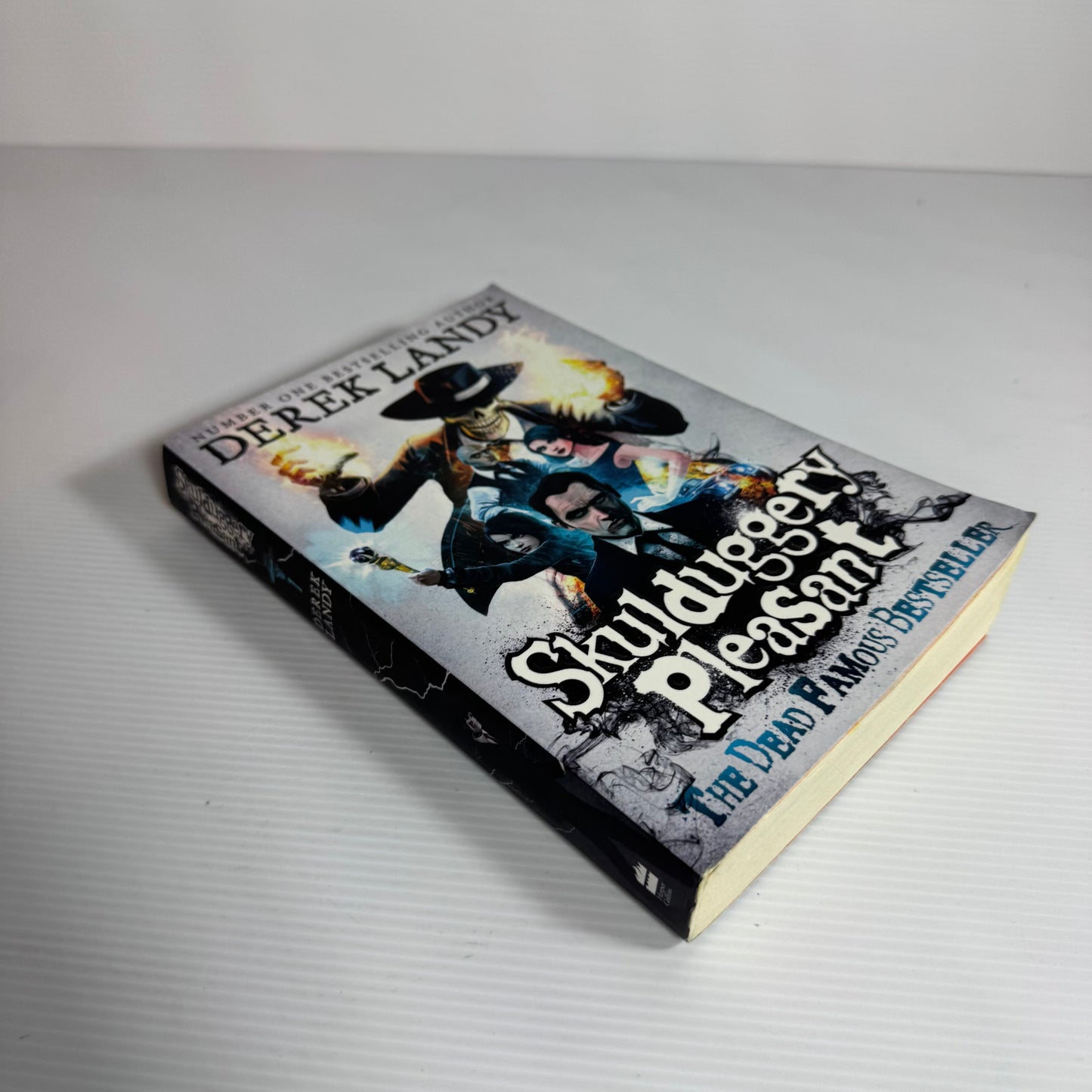 Skulduggery Pleasant - Derek Landy