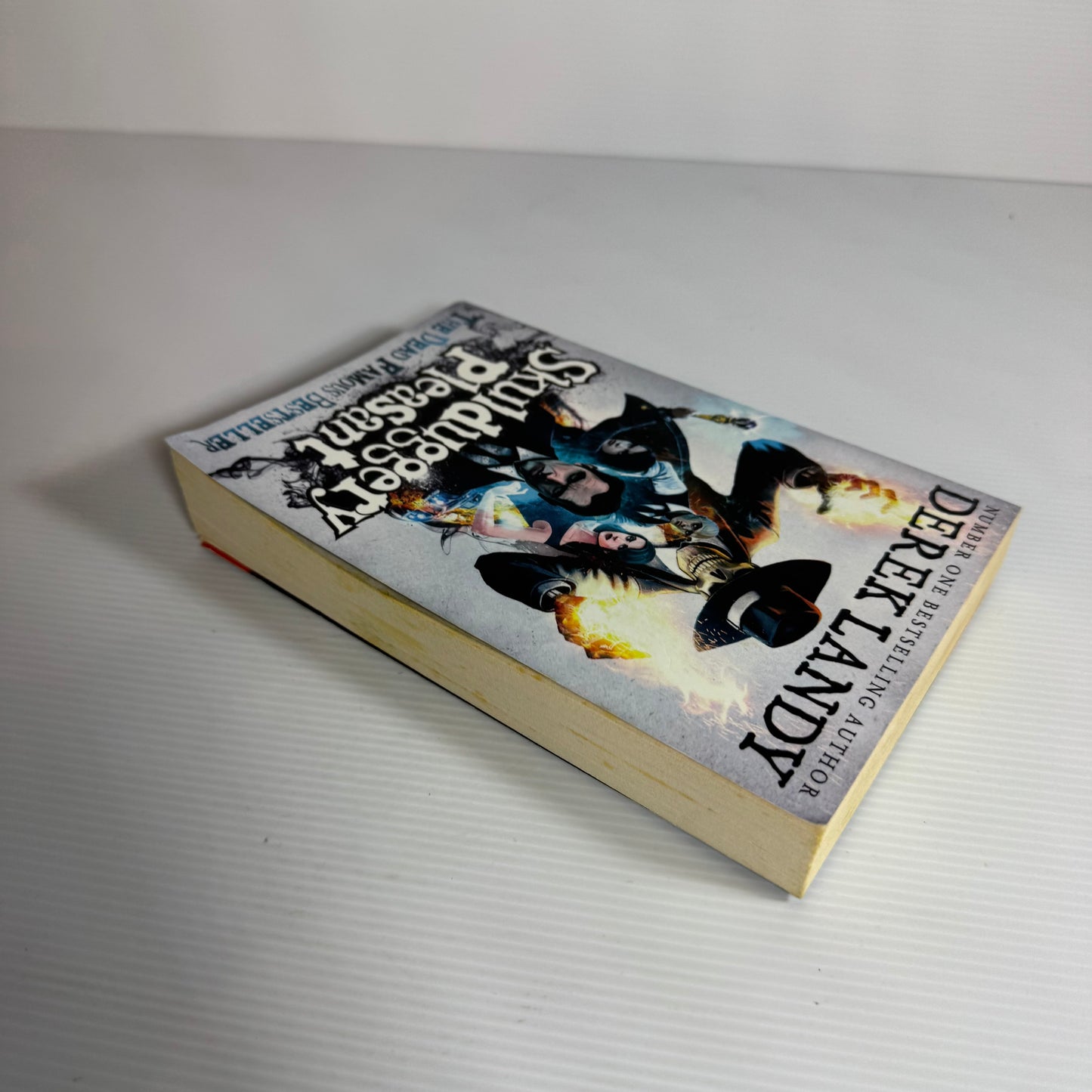 Skulduggery Pleasant - Derek Landy